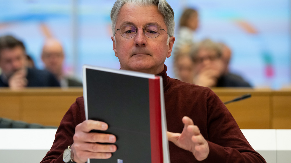 Rupert Stadler, ehemaliger Vorstandsvorsitzender der Audi AG, sitzt im Sitzungssaal des Landgericht München auf seinem Platz (Archivbild).