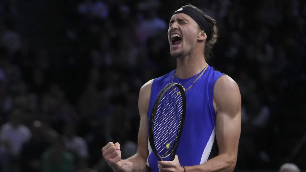 Der deutsche Alexander Zverev reagiert beim Halbfinale gegen den Dänen H. Rune.