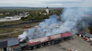 Millionenschaden durch Scheunenbrand: Feuerwehr kämpft gegen Großfeuer