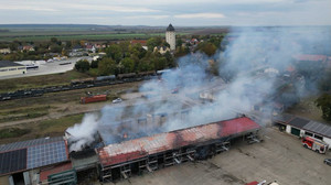 Millionenschaden durch Scheunenbrand: Feuerwehr kämpft gegen Großfeuer
