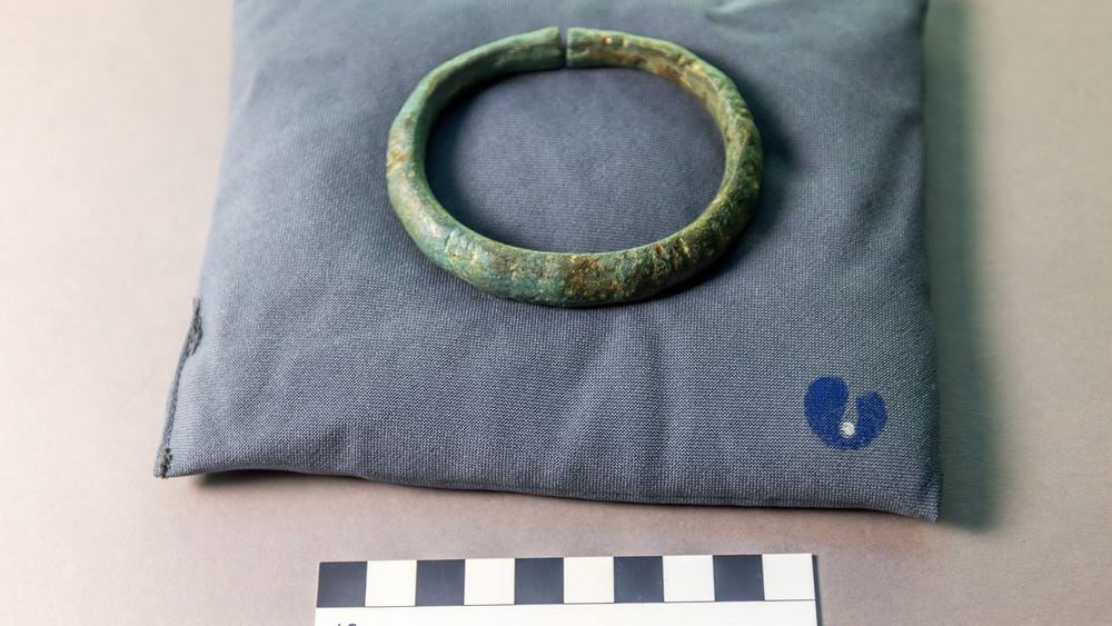Schülerin findet Bronzearmreif aus der frühen Eisenzeit