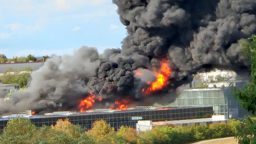 Trampolinhalle in Flammen: Verletzt worden sei niemand.