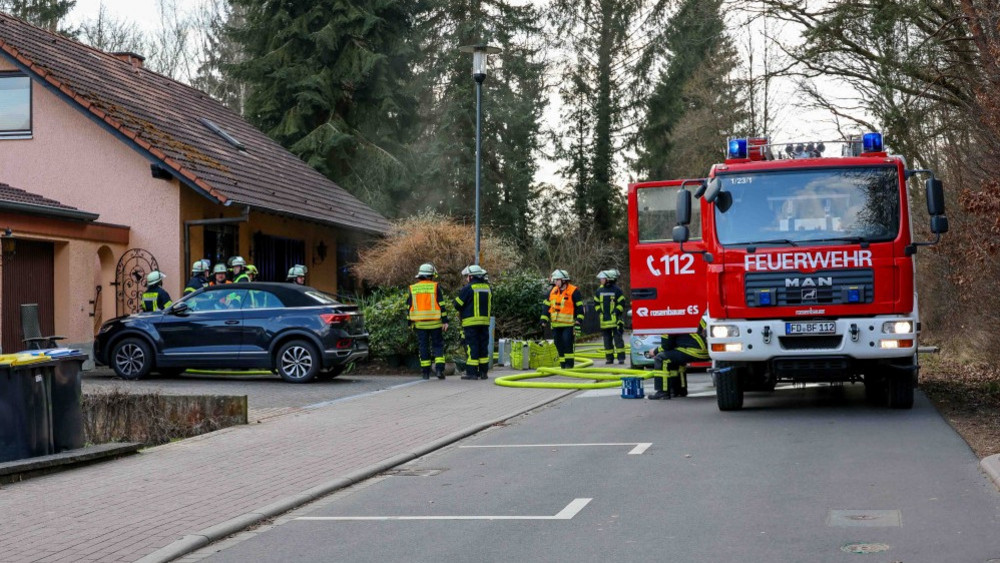 Bei einem Kellerbrand in Bad Salzschlirf ist eine Bewohnerin schwer verletzt worden. 