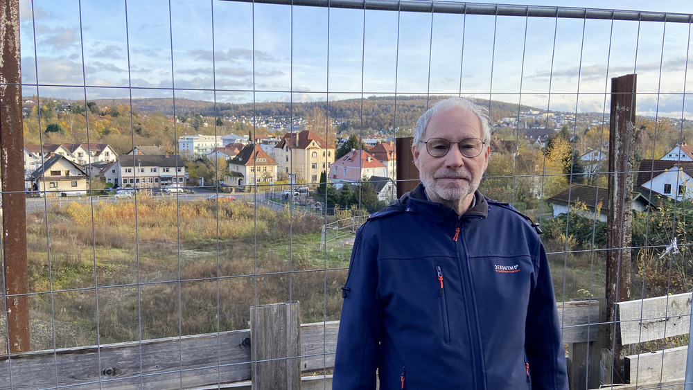 Roy Knauf hat eine Bürgerinitiative gegründet, um mehr Druck in Sachen Krankenhaus in Melsungen zu machen. In der Baugrube hinter ihm sollte ab 2018 eigentlich ein Klinik-Neubau des privaten Betreibers Asklepios entstehen. Stattdessen wurde die Klinik aber vor knapp zwei Jahren geschlossen.