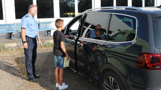 Polizei-Aktion in Edertal: Schüler "blitzen" Raser für mehr Sicherheit