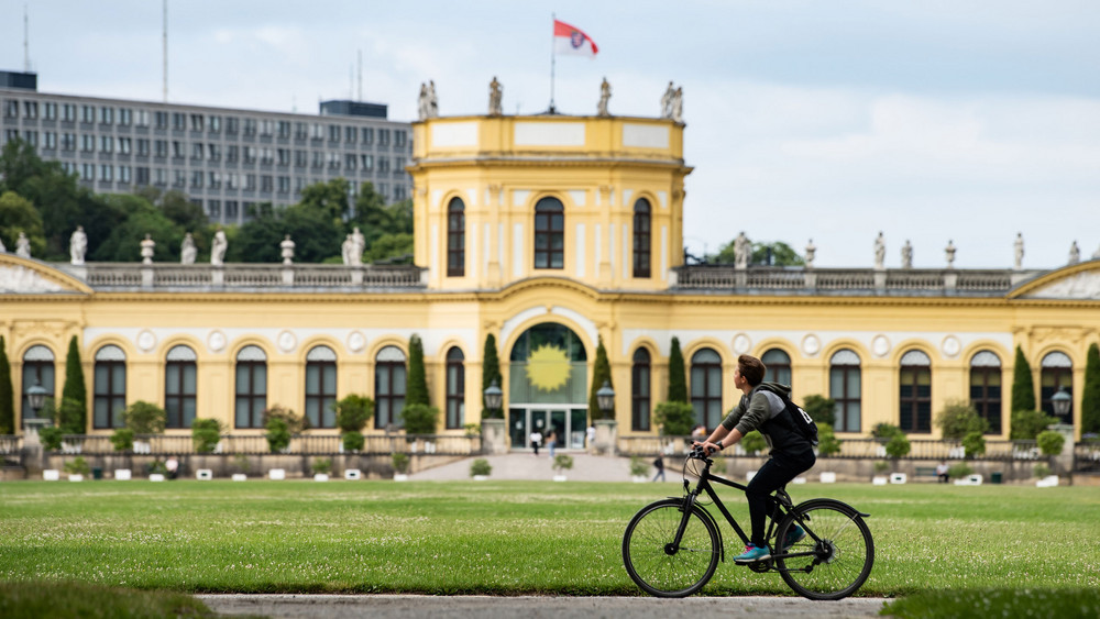 Die Orangerie in Kassel im Frühling im Staatspark Karlsaue