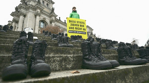 Greenpeace-Aktivisten protestieren gegen eine Wehrpflicht