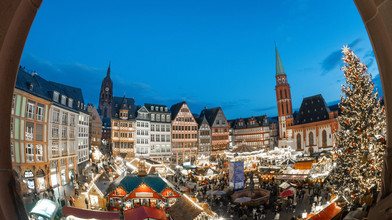 «Frau Holle» strahlt: Frankfurter Weihnachtsmarkt eröffnet