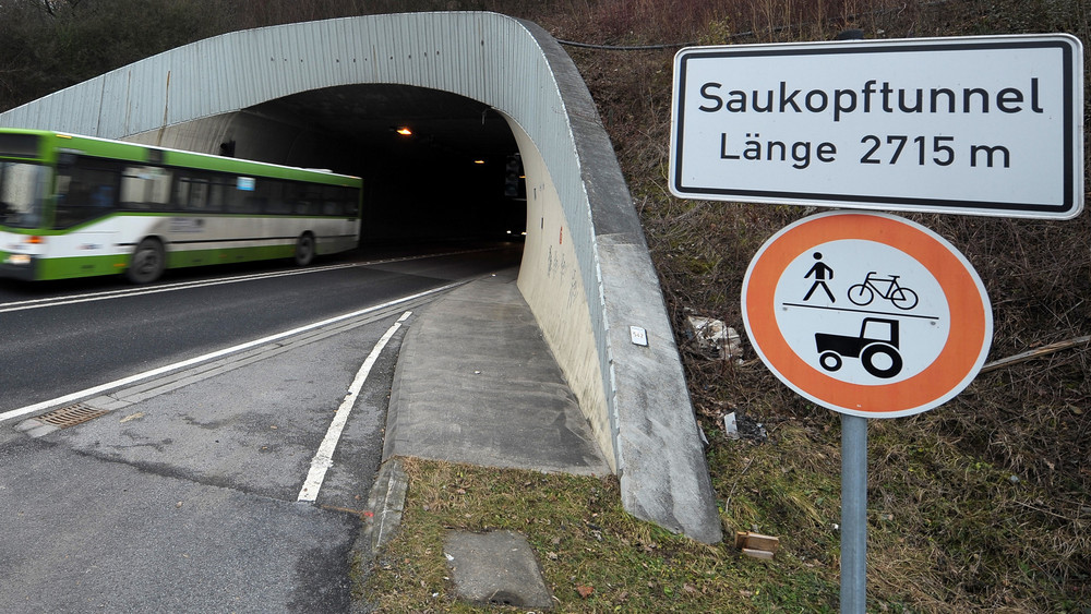 Kurioser Einsatz für die Polizei in Südhessen: Die Beamten haben einen barfüßigen Wanderer im Saukopftunnnel aufgegriffen.