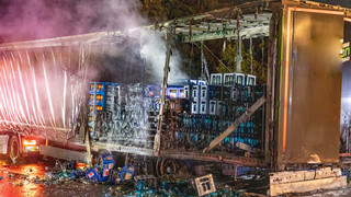 Getränke-Laster brennt auf A5 bei Mücke aus, Fahrer leicht verletzt