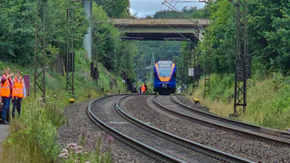 Cantusbahn bleibt  liegen: Passagiere laufen auf Gleisen nach Fulda