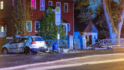 Grebenhain: Auto kracht in Bushaltestelle - 3 Verletzte