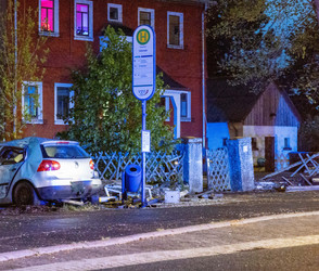 Grebenhain: Auto kracht in Bushaltestelle - 3 Verletzte