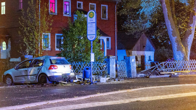 Grebenhain: Auto kracht in Bushaltestelle - 3 Verletzte