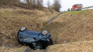 A66 bei Flieden: Auto überschlägt sich Frau liegt stundenlang im Wagen