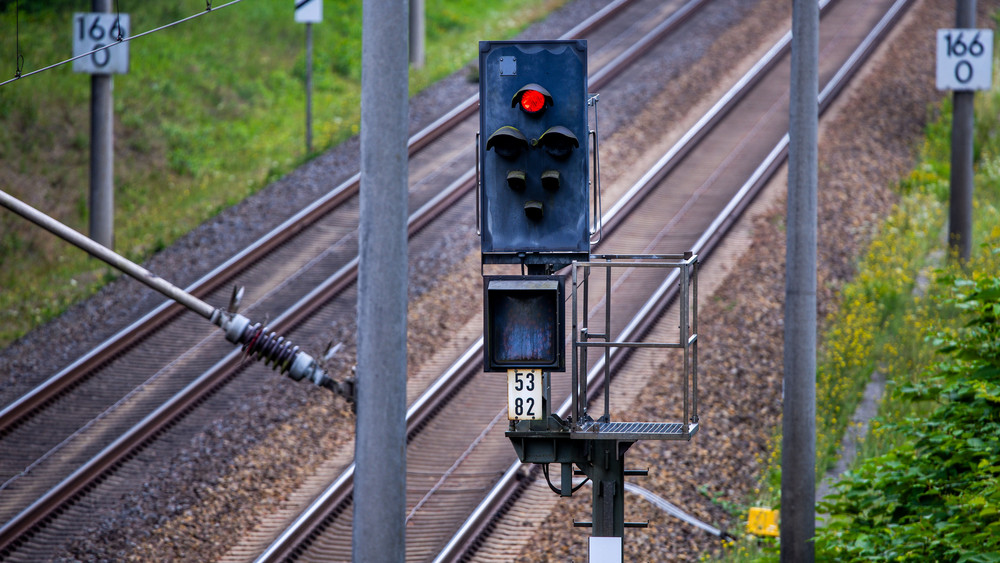 Die Bahnstrecke zwischen Troisdorf und Wiesbaden soll bis Mitte Dezember saniert werden (Symbolfoto).