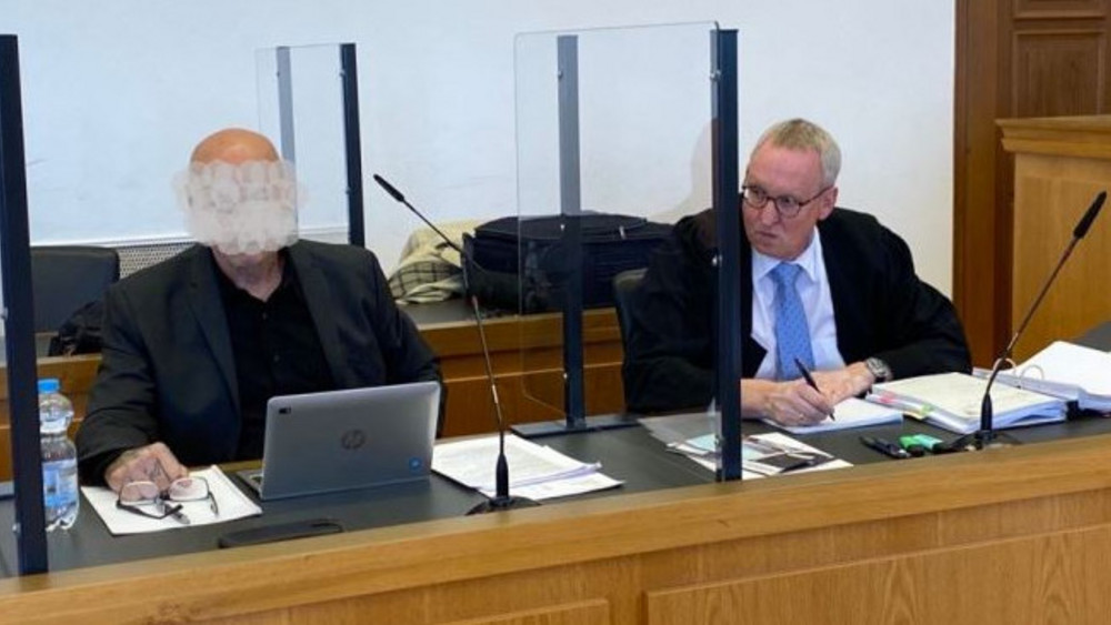 Der Ex-Polizist im Landgericht Gießen neben seinem Anwalt. Er hofft auf einen Freispruch