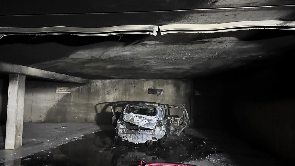 Baumarkt in Alsfeld: Auto brennt in Parkdeck völlig aus