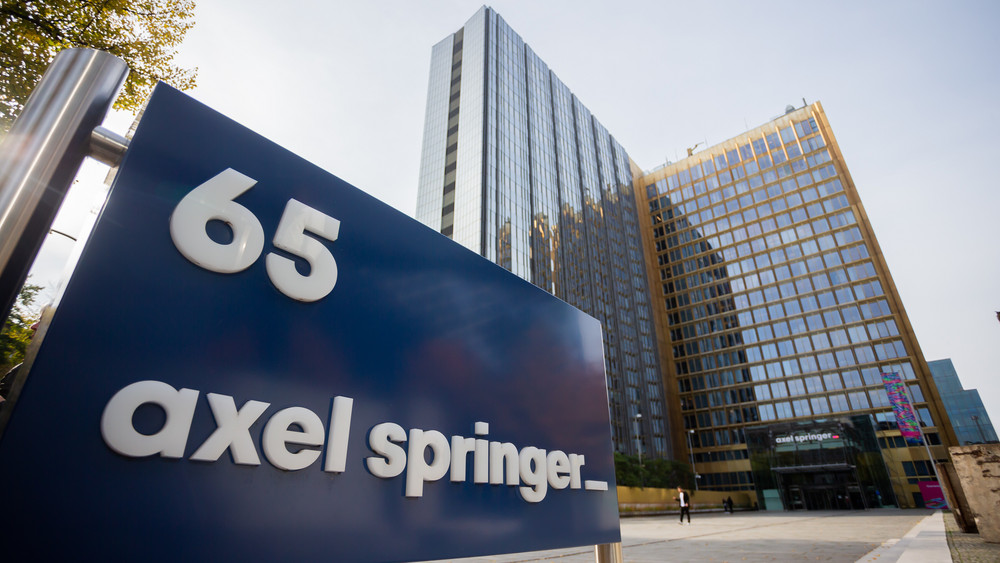 Der Medienkonzern Axel Springer streicht bei seinen Marken BILD und WELT zahlreiche Stellen - vor allem in den Bereichen Produktion, Layout, Korrektur und Administration.