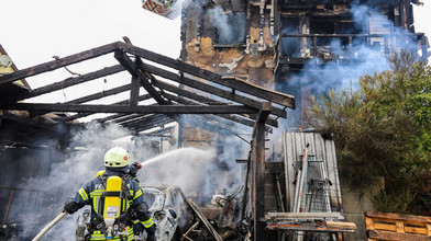Feuer in Ludwigsau: Flammen gehen von Auto auf Haus über