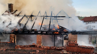 250.000 Euro Schaden bei Scheunenbrand in Niederaula-Hattenbach