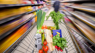 Weihnachtsessen: Viele Deutsche wollen beim Einkaufen sparen