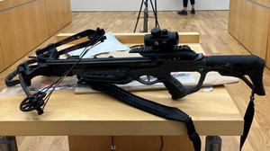 Polizeieinsatz in Mainz-Finthen: Mann mit Armbrust im Haus