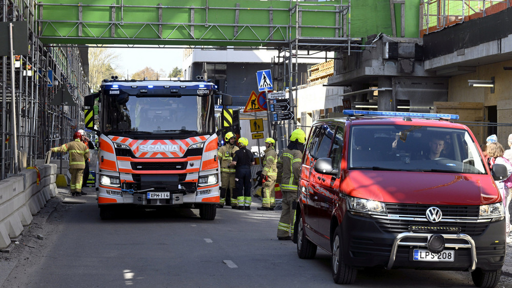 Beim Einsturz einer Fußgängerbrücke in Finnland sind mehrere Menschen verletzt worden, darunter überwiegend Kinder.