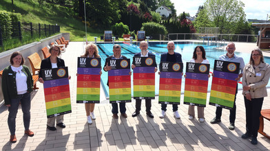 Marburg-Biedenkopf stellt UV-Index-Tafeln vor Freibädern auf
