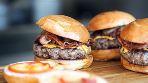 Avocado-Bacon-Burger mit Parmesan: Schnell und lecker