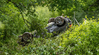 Unfall auf A66 bei Neuhof: Auto schlägt Schneise und überschlägt sich