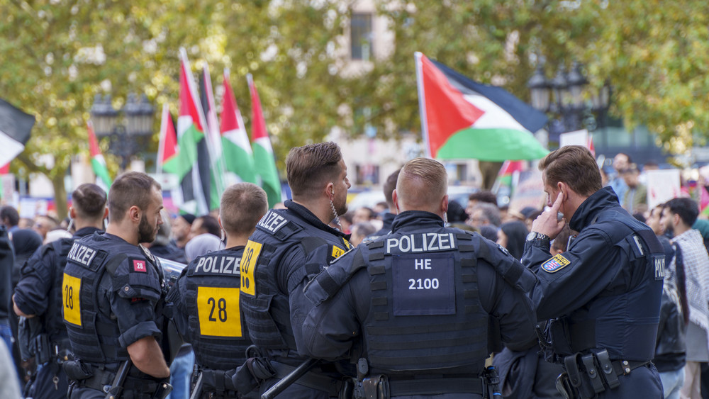 Nach einem juristischen Tauziehen haben Hunderte in Frankfurt für Palästina demonstriert. Die Kundgebung verlief friedlich, die Polizei stellte aber auch Verstöße fest.