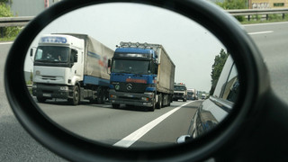 Zu dicht aufgefahren: LKW-Fahrer-Streit auf Autobahn-Standstreifen