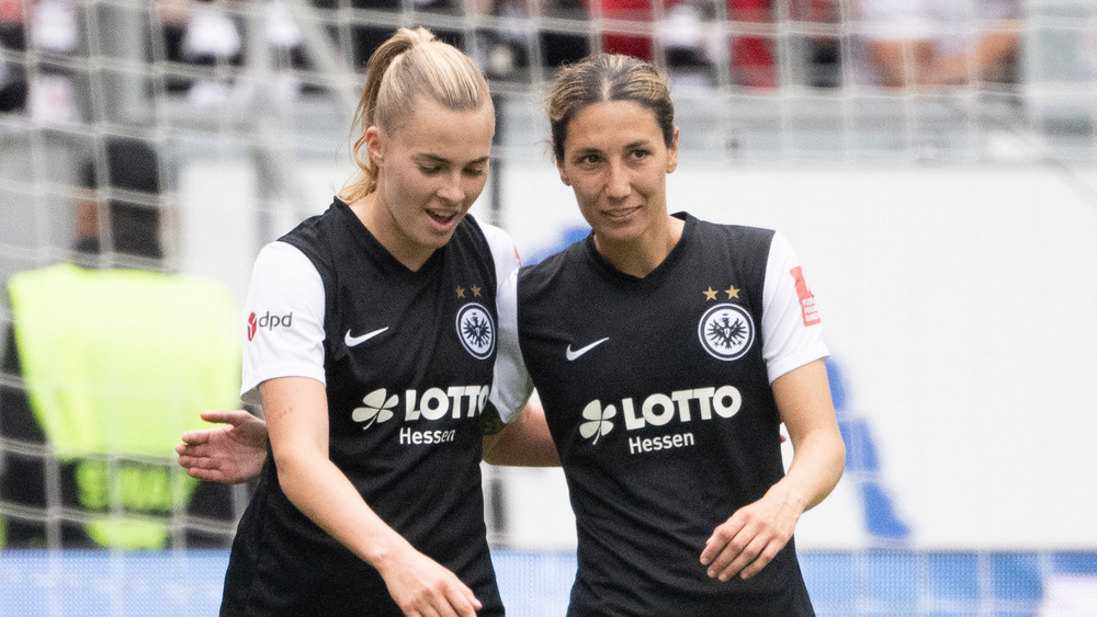 Auf dem Weg in die Champions-League-Gruppenphase muss die Frankfurter Eintracht um Laura Freigang (l.) und Sara Doorsun (r.) im Heimspiel gegen Sparta Prag bestehen.