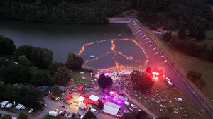 Weltrekord Ulmbachtalsperre: 508 Fackelschwimmer bilden Peace-Zeichen