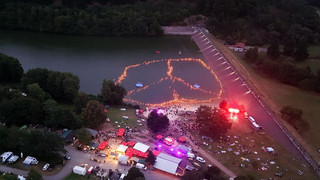 Weltrekord Ulmbachtalsperre: 508 Fackelschwimmer bilden Peace-Zeichen