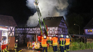 Großer Schaden nach Feuer in Feldatal: Gebäude und Scheune in Flammen