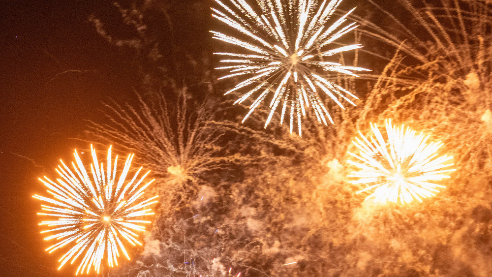 Vermummte Täter haben in der Nacht auf Donnerstag Feuerwerk vor dem Hotel des Rosenborg Trondheim in Mainz angezündet