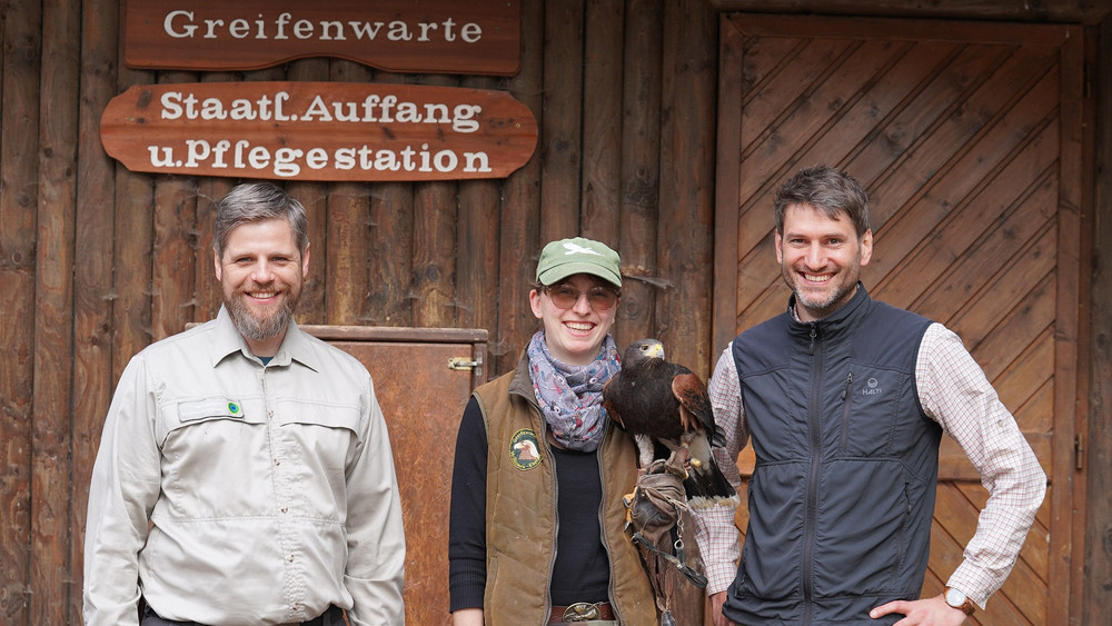 Jana Zulauf (Mitte) hat die Greifenwarte Edersee übernommen und freut sich gemeinsam mit Tobias Rönitz (links), Leiter des WildtierParks Edersee, sowie Nationalparkleiter Manuel Schweiger auf den Saisonstart der Flugschau zum Pfingstwochenende.