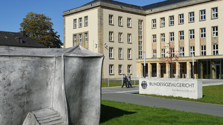 Gerichtsurteil in Kassel: Bahnsurfender Schüler ist unfallversichert