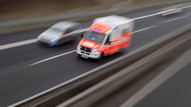 Auto stürzt auf Bahngleise: A3 und Bahnstrecke gesperrt