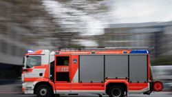 Brennender Kaffeelaster spaltet den Verkehr auf A4