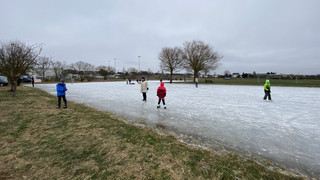 Schlittschuhfahren in Heuchelheim: Geflutete Wiese wird zur Eisfläche