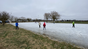 Schlittschuhfahren in Heuchelheim: Geflutete Wiese wird zur Eisfläche