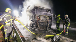 Milchlaster brennt auf A49: Ursache noch unklar