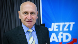 Wortwörtlich Wadenbeißer: AfD-Politiker Hrdy beißt Demonstranten