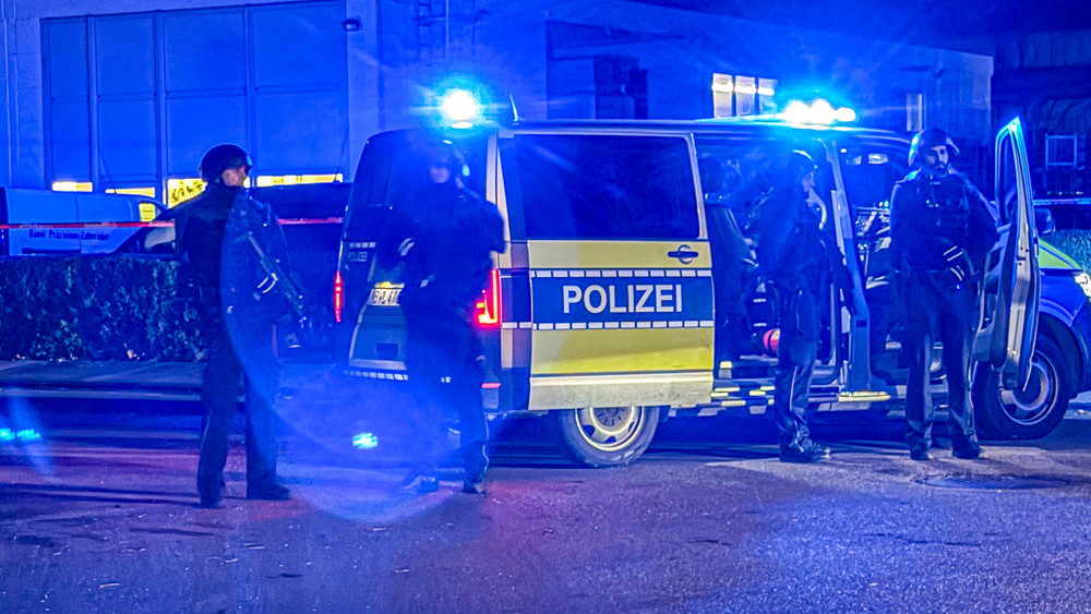 Polizisten sind in Bad Friedrichshall m Einsatz: Bei Schüssen in einer Maschinenbaufirma sind nach Angaben der Polizei zwei Personen getötet worden. 