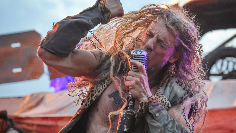 General Pause, Sänger der Band MegaBosch, singt beim Wacken Open Air (W:O:A). Das W:O:A gilt als größtes Heavy-Metal-Festival der Welt.