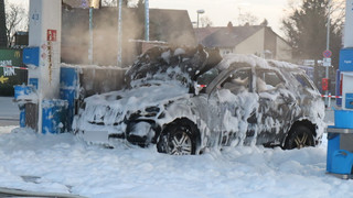 Auto brennt an Tankstelle in Mannheim