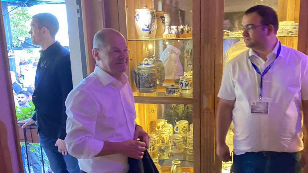 Bei der Talk-Sendung "Bembel und Gebabbel" zeigte sich Bundeskanzler Olaf Scholz auch von seiner lockeren Seite.